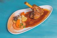 Souris d'agneau et sa mousseline de haricots blanc et tomate sche
