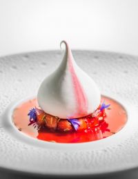 fraises »mara des bois « fine coque de meringue au yaourt, crème fermière battue, fraises poudrées aux graines de bétel et fenouil 
