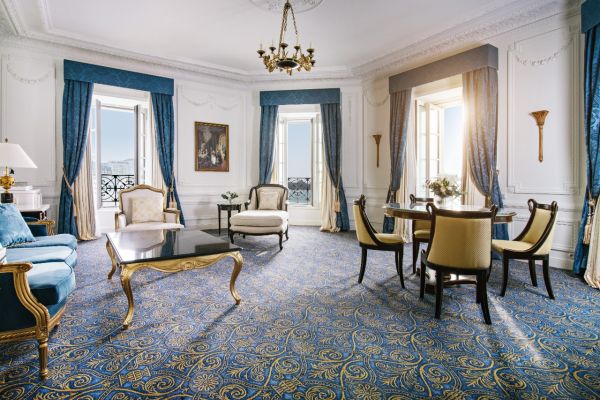 https://www.journaldespalaces.com/carriere/offres-par-etablissement-496-Hotel-du-Palais.html