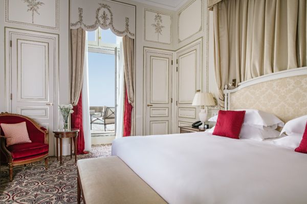 https://www.journaldespalaces.com/carriere/offres-par-etablissement-496-Hotel-du-Palais.html